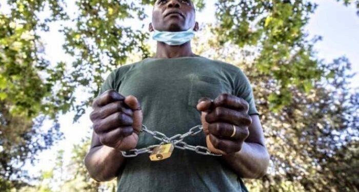 Aboubakar Soumahoro s’incatena di fronte agli Stati Generali dell’Economia contro lo sfruttamento dei braccianti