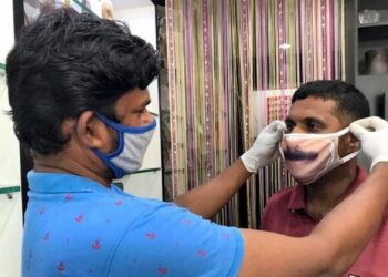 In India spopola la mascherina con stampato il tuo volto
