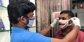 In India spopola la mascherina con stampato il tuo volto