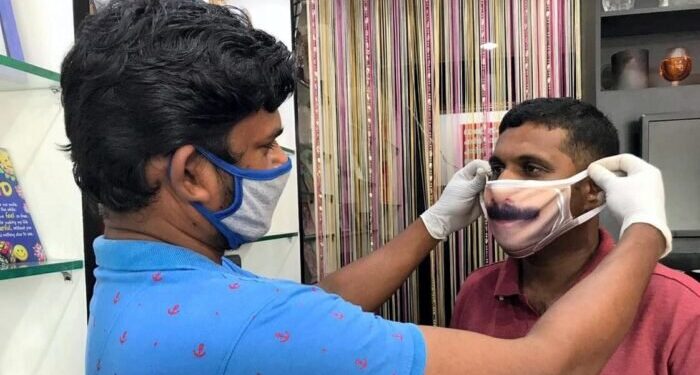In India spopola la mascherina con stampato il tuo volto