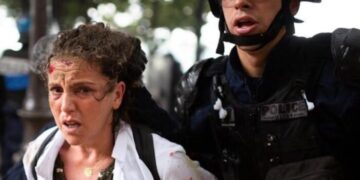 Indignazione in Francia per il brutale arresto di Farida, infermiera in prima linea nell’emergenza Covid-19