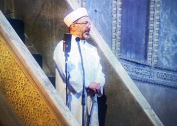 Il Mufti della Turchia impugna la spada di Mehmet II durante il primo sermone ad Ayasofia