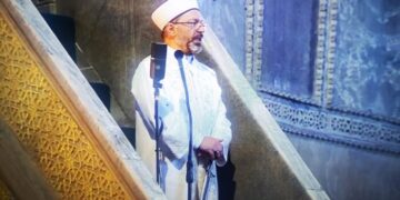 Il Mufti della Turchia impugna la spada di Mehmet II durante il primo sermone ad Ayasofia