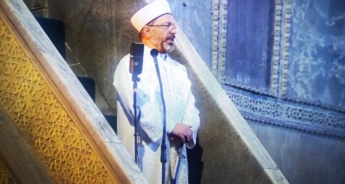 Il Mufti della Turchia impugna la spada di Mehmet II durante il primo sermone ad Ayasofia