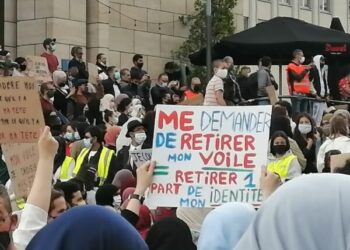 Proteste a Bruxelles contro il divieto di hijab in un’università avallato dalla Corte Costituzionale