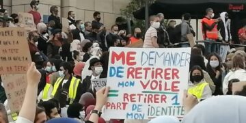 Proteste a Bruxelles contro il divieto di hijab in un’università avallato dalla Corte Costituzionale