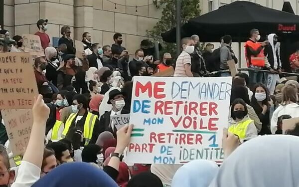 Proteste a Bruxelles contro il divieto di hijab in un’università avallato dalla Corte Costituzionale