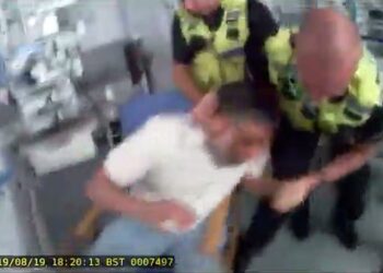 Brutalmente arrestato perchè si rifiuta di far morire la figlia – IL VIDEO