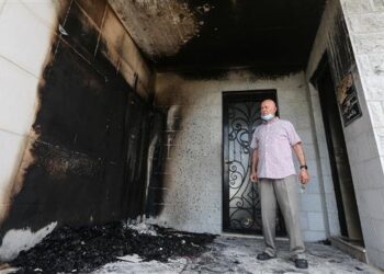 I coloni israeliani incendiano una moschea in Palestina