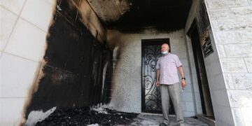 I coloni israeliani incendiano una moschea in Palestina