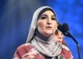 Biden rinnega l’attivista democratica Linda Sarsour per aver promosso il BDS contro Israele
