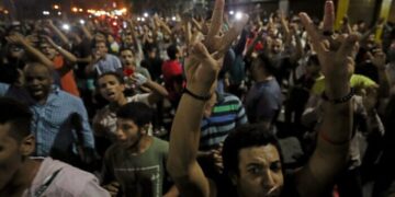 Gli egiziani tornano in piazza contro Al Sisi: fame, corruzione e fallimenti internazionali fanno esplodere la piazza