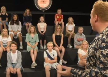 Adulti nudi davanti ai bambini in un TV Show danese: è educativo