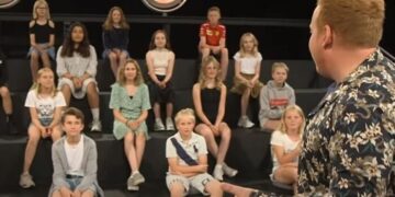 Adulti nudi davanti ai bambini in un TV Show danese: è educativo