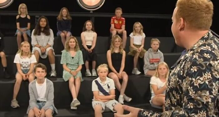 Adulti nudi davanti ai bambini in un TV Show danese: è educativo