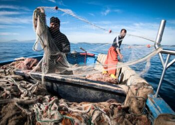 Haftar sequestra 18 pescatori italiani e ci ricatta: in cambio 4 scafisti condannati per strage