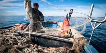 Haftar sequestra 18 pescatori italiani e ci ricatta: in cambio 4 scafisti condannati per strage