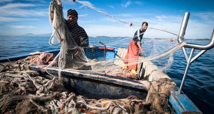 Haftar sequestra 18 pescatori italiani e ci ricatta: in cambio 4 scafisti condannati per strage