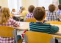 In Francia ora servono tre positivi per chiudere una classe, per gli scienziati i rischi per i bambini sono scarsi