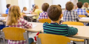 In Francia ora servono tre positivi per chiudere una classe, per gli scienziati i rischi per i bambini sono scarsi
