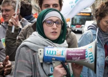 La rappresentante degli studenti porta il hijab e la deputata di Macron lascia l’audizione