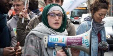 La rappresentante degli studenti porta il hijab e la deputata di Macron lascia l’audizione