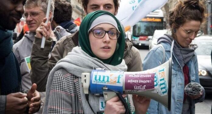La rappresentante degli studenti porta il hijab e la deputata di Macron lascia l’audizione