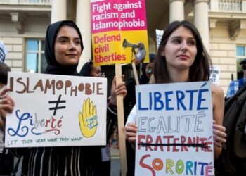 Una giornalista francese chiede alle musulmane di togliere il velo per una settimana: è l’uniforme del nemico