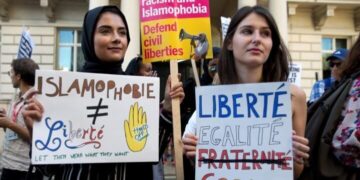 Una giornalista francese chiede alle musulmane di togliere il velo per una settimana: è l’uniforme del nemico