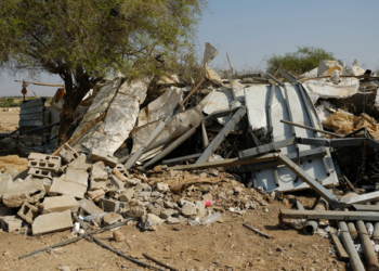 L’inferno: Israele demolisce la baracca di una famiglia palestinese che non ha un posto dove andare.