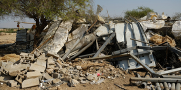 L’inferno: Israele demolisce la baracca di una famiglia palestinese che non ha un posto dove andare.