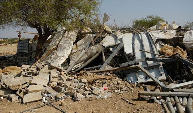 L’inferno: Israele demolisce la baracca di una famiglia palestinese che non ha un posto dove andare.