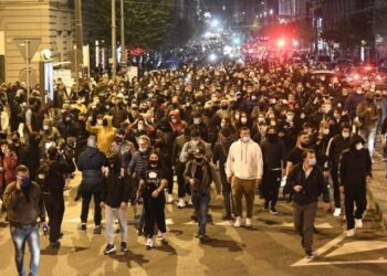 Notte di protesta a Napoli contro il coprifuoco di De Luca: la miseria uccide più del virus