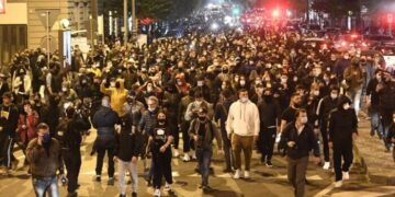 Notte di protesta a Napoli contro il coprifuoco di De Luca: la miseria uccide più del virus