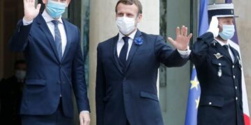 Da Macron ultimatum ai leader musulmani: voglio una carta sulla laicità in 15 giorni