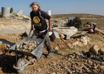 Palestinese resiste alla demolizione della casa, la polizia israeliana si vendica pestandolo