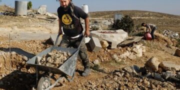 Palestinese resiste alla demolizione della casa, la polizia israeliana si vendica pestandolo