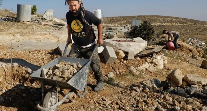 Palestinese resiste alla demolizione della casa, la polizia israeliana si vendica pestandolo