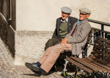In Italia 5 anziani ogni bambino perchè fare figli è un intoppo alla felicità