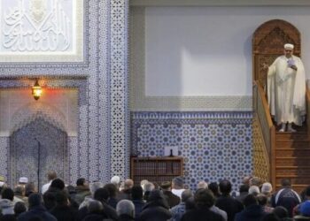 L’appello di centinaia di Imam francesi: non firmiamo la carta per l’Islam di Macron