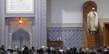L’appello di centinaia di Imam francesi: non firmiamo la carta per l’Islam di Macron