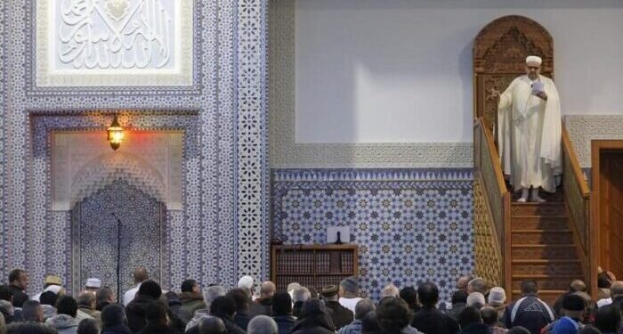 L’appello di centinaia di Imam francesi: non firmiamo la carta per l’Islam di Macron