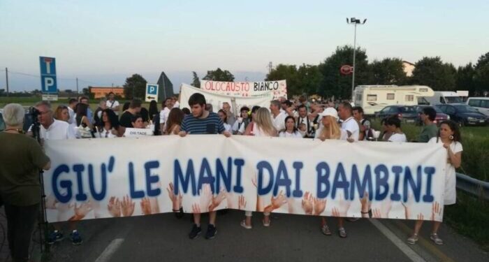 Bambini di Bibbiano: 25 rinvii a giudizio per Foti e gli altri