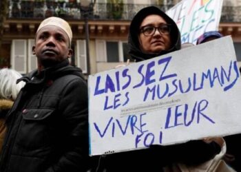 A Parigi manifestazione contro la legge anti-musulmani di Macron