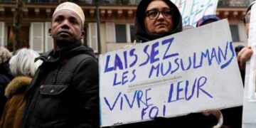 A Parigi manifestazione contro la legge anti-musulmani di Macron
