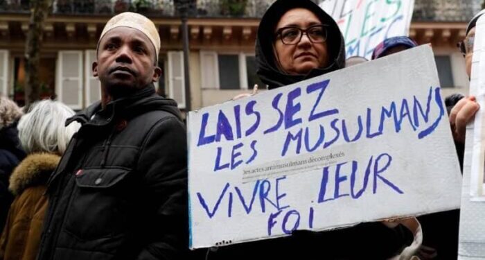 A Parigi manifestazione contro la legge anti-musulmani di Macron