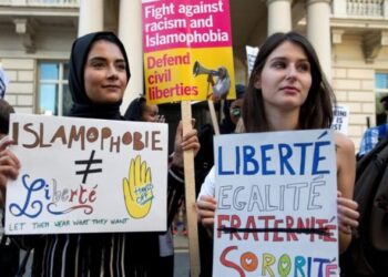 In Francia passa al senato il divieto di hijab sotto i 18 anni