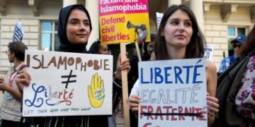 In Francia passa al senato il divieto di hijab sotto i 18 anni