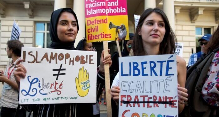 In Francia passa al senato il divieto di hijab sotto i 18 anni