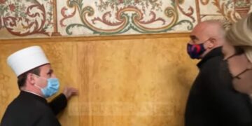 Il premier albanese Edi Rama in visita alla moschea restaurata per Ramadan: questo mese porta una nuova speranza